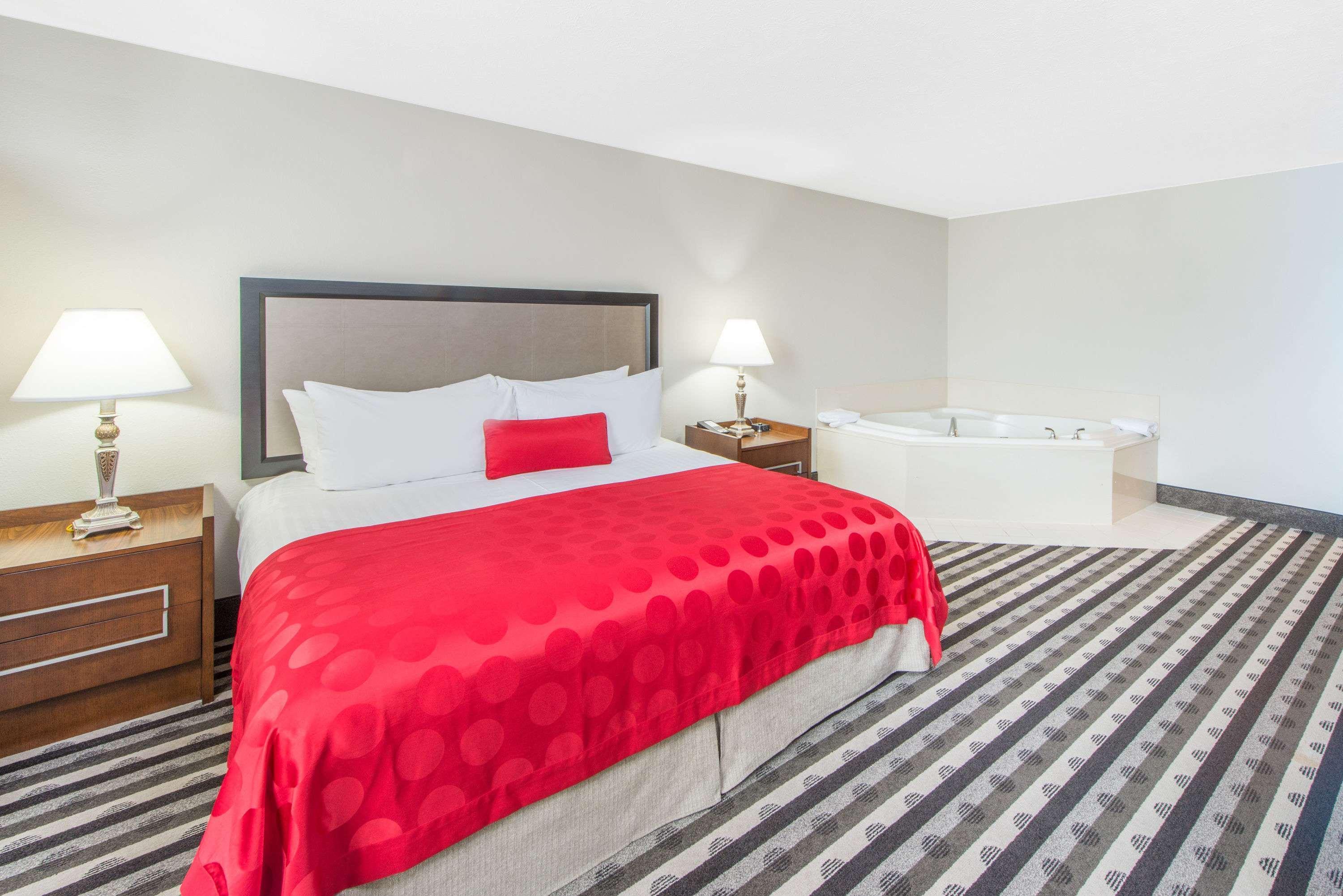Ramada By Wyndham Springfield North Otel Dış mekan fotoğraf
