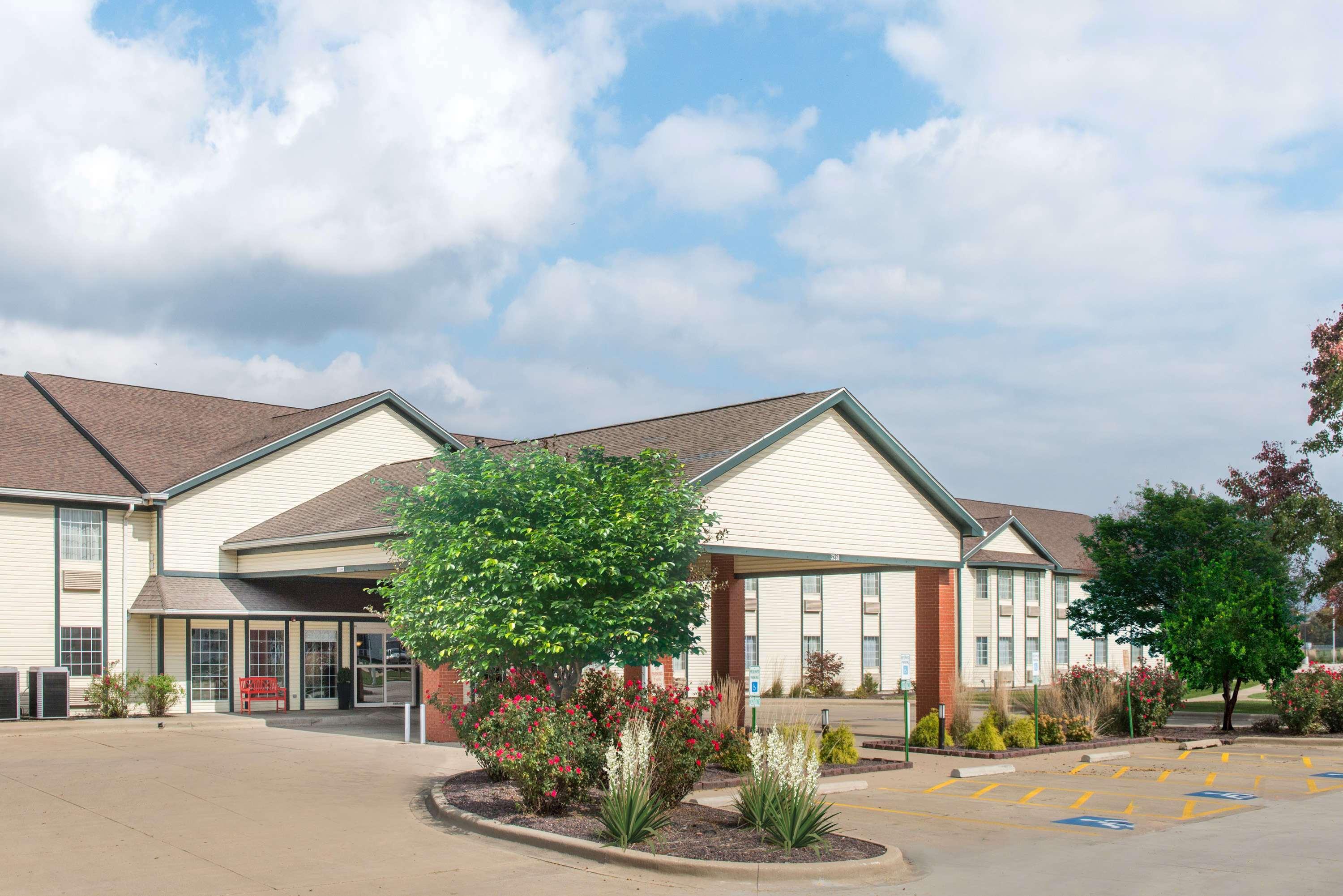 Ramada By Wyndham Springfield North Otel Dış mekan fotoğraf